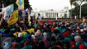 Photo of Demo di Istana, Petani Ramai-ramai Sobek ‘Sertifikat’ Jokowi